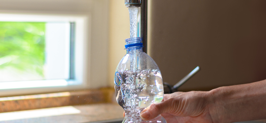 Water in fles gieten 893 x 414