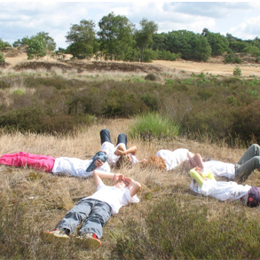 Kinderen liggen in het duin