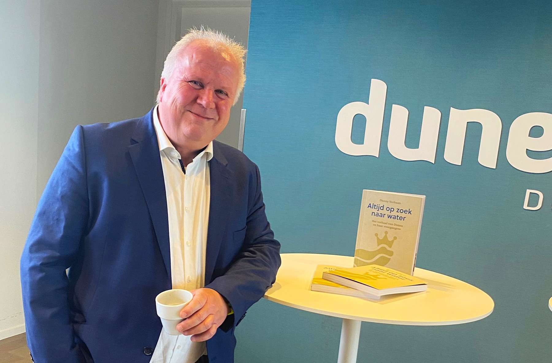Danny Verbaan met boek Altijd op zoek naar water